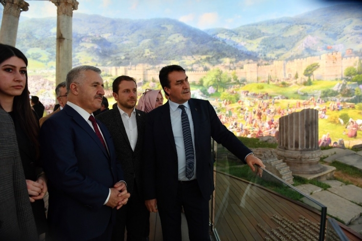 Eski Bakan Arslan, Fetih Müzesi’ni Gezdi