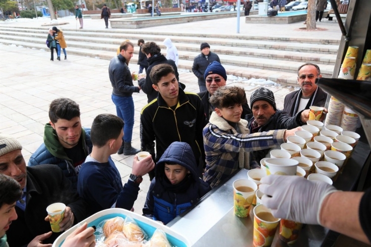 Aksaray Belediyesi Vatandaşlara Çorba Ve Lokma İkram Etti