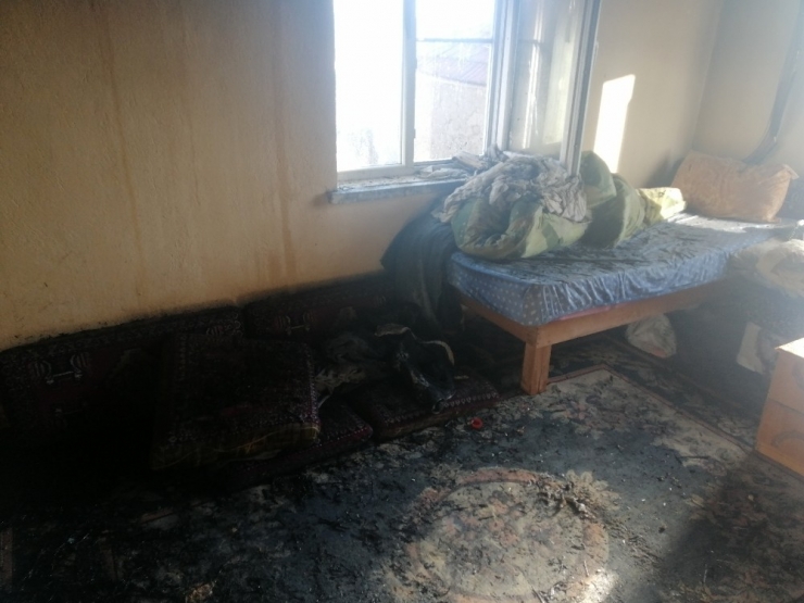 Müstakil Evde Sobadan Sıçrayan Kıvılcım Yangına Neden Oldu