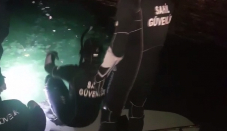 Sahil Güvenlik Komutanlığı Ekiplerinin Kedi Kurtarma Operasyonu Kamerada