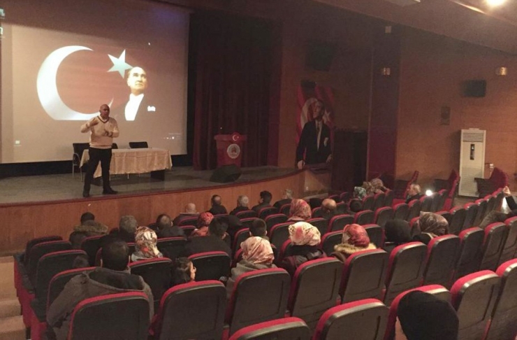 Ahlat’ta “Çocuğun Okul Başarısında Ailenin Rolü” Konferansı