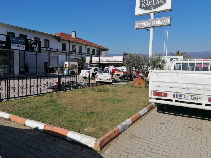 Boru Yüklü Kamyonet İş Yerine Daldı