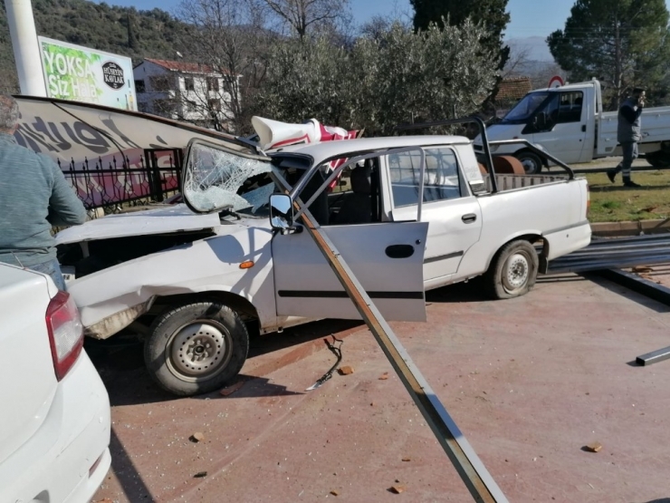 Boru Yüklü Kamyonet İş Yerine Daldı