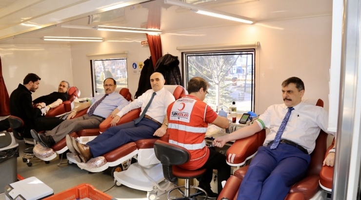 Vali Çiftçi’den 28. Kan Bağışı