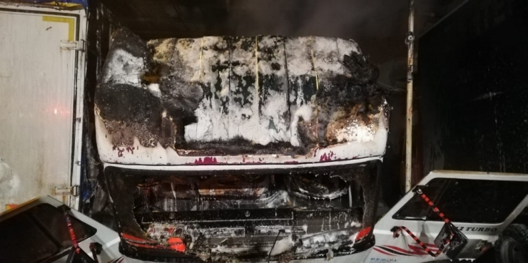 Park Halindeki Kamyonet Alev Alev Yandı