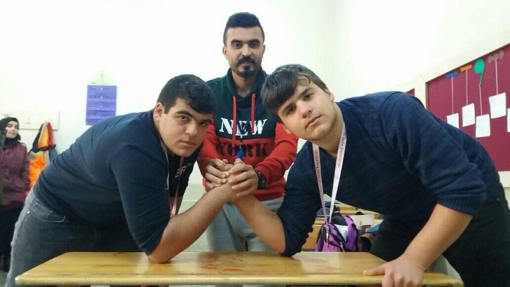 Dicleli Öğrencilerin Bilek Güreşi Başarısı