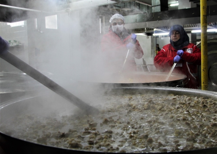 Depremzedeler İçin Gönüllü Anne Oğlu Görevde