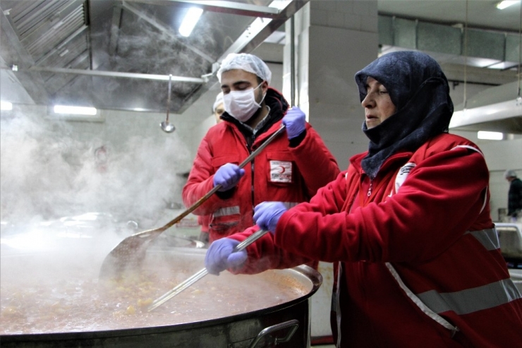 Depremzedeler İçin Gönüllü Anne Oğlu Görevde