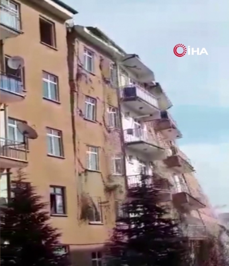 Hasarlı Bina Çöktü