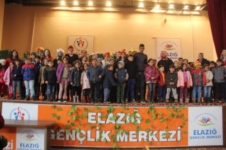 Gönüllü Tiyatro Ekibi Çocuklar İçin Sahne Aldı