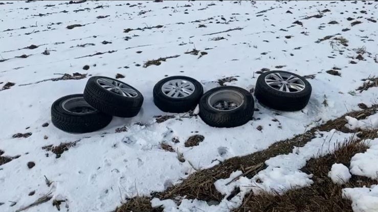 Çalınan Otomobil Lastikleri Arazide Bulundu