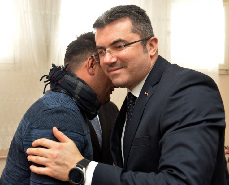 Vali Memiş, Yaralı Uzman Onbaşı Kaplan’ı Evinde Ziyaret Etti