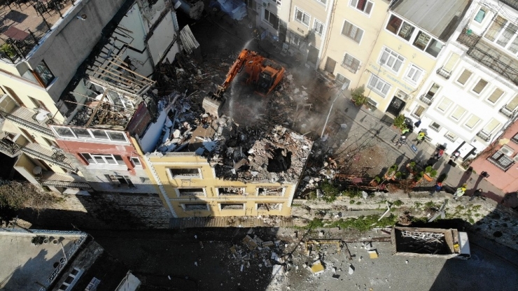 Tarihi Surlar Ve Çeşmenin Üzerindeki Oteller Yıkıldı