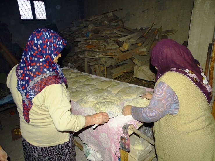 Geç Bayatlayan Köy Ekmeğini Aylarca Tüketiyorlar