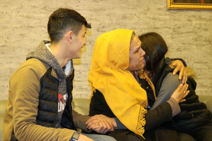 Hdp Önünde Eylem Başlattı, 5 Yıl Sonra Kızını Kucakladı