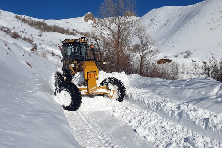 Gümüşhane’de Karla Mücadele Çalışmaları Devam Ediyor