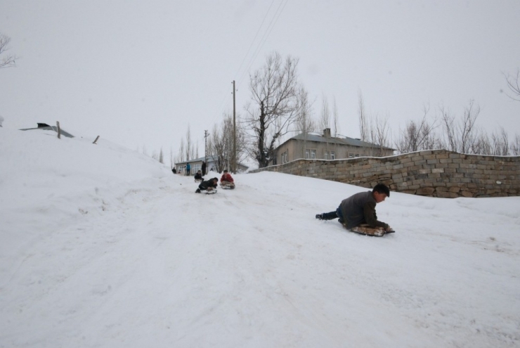 Yüksekovalı Çocukların Kızak Keyfi