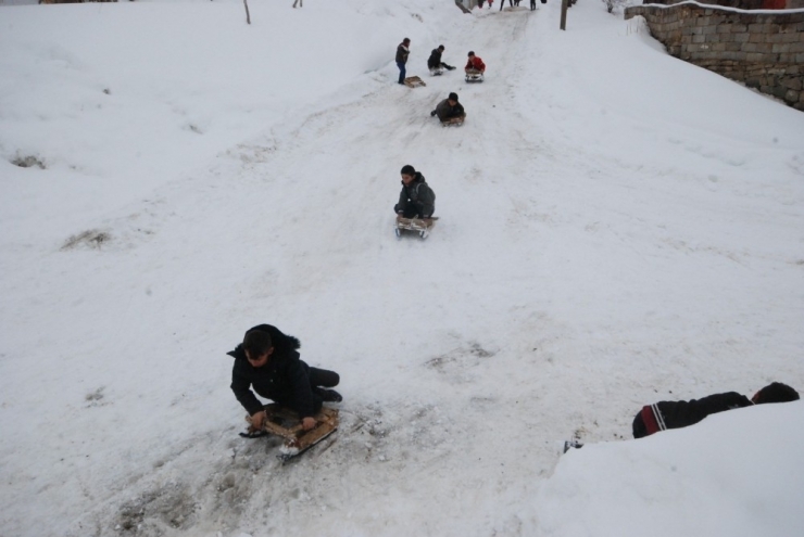 Yüksekovalı Çocukların Kızak Keyfi