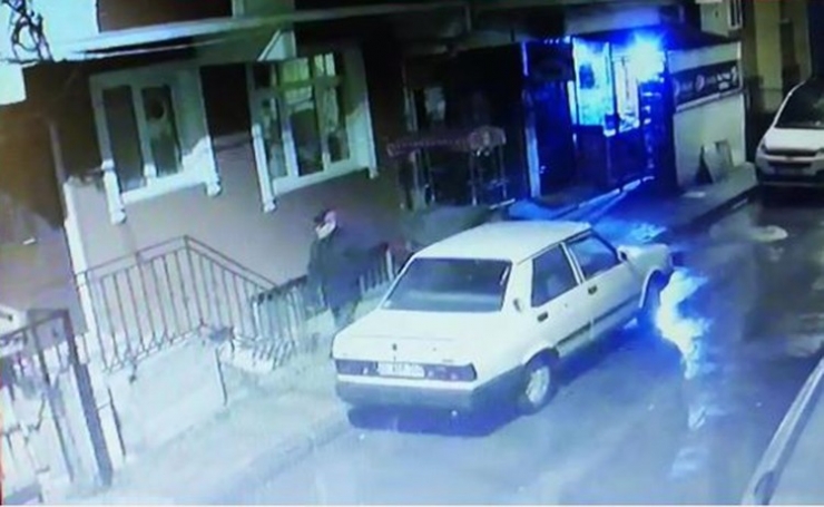 İstanbul’da Semtteki Araçlara Dadanan Multimedya Teyp Faresi Kamerada