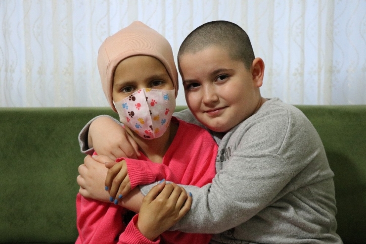 Kanser Olan Arkadaşı İçin Saçını Kesti