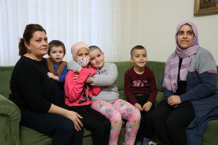 Kanser Olan Arkadaşı İçin Saçını Kesti