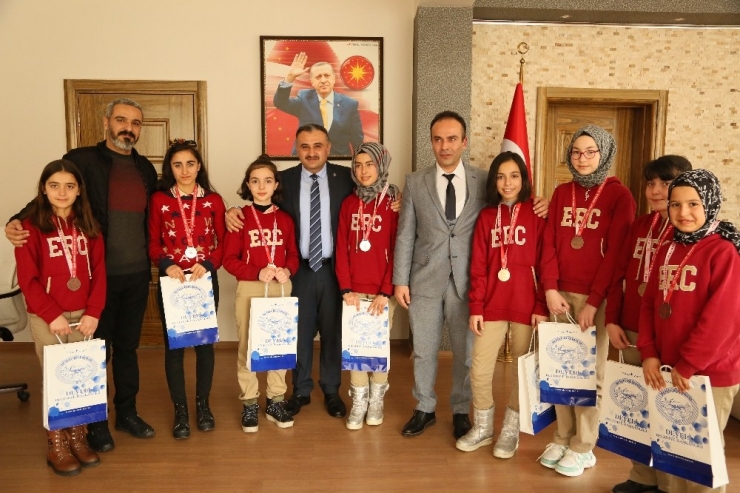 Erciyes Ortaokulu’ndan Satrançta İki Kupa