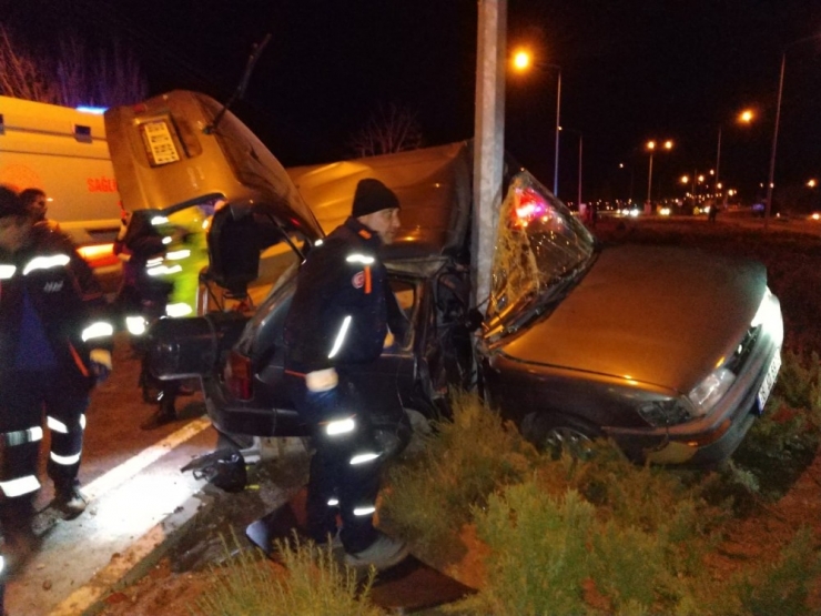 Kırşehir’de Elektrik Direğine Çarpan Sürücü Yaşamını Yitirdi