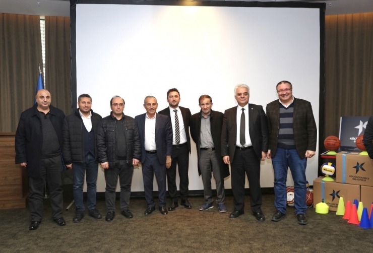 Küçükçekmece’de Devlet Okullarına Spor Malzemesi Desteği