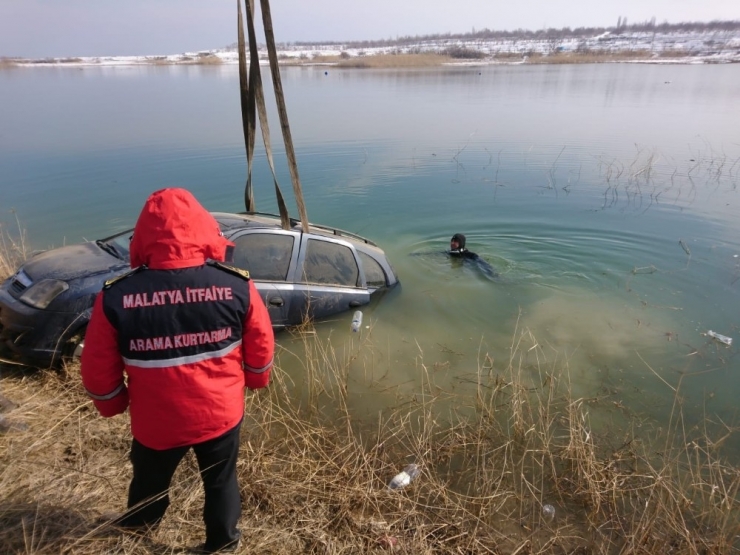 Baraj Gölüne Düşen Otomobilden Son Anda Kurtarıldılar