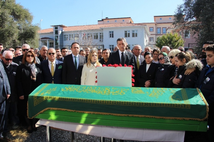 Bakan Selçuk Emekli Milli Eğitim Müdürü’nün Cenazesine Katıldı