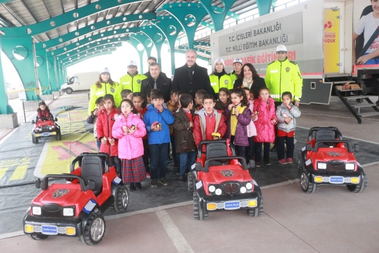 Çocuklar Trafik Tırında Trafik Kurallarını Öğreniyor