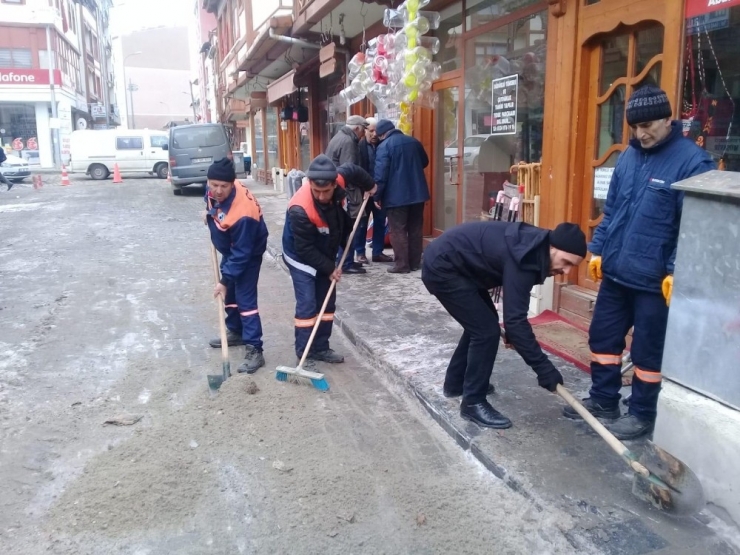 Oltu Belediyesi Karla Mücadele Ekipleri Yoğun Mesai Harcıyor