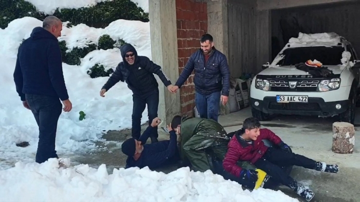 Şambrelle Kayan Genç, Horon Tepen Vatandaşın Arasına Daldı