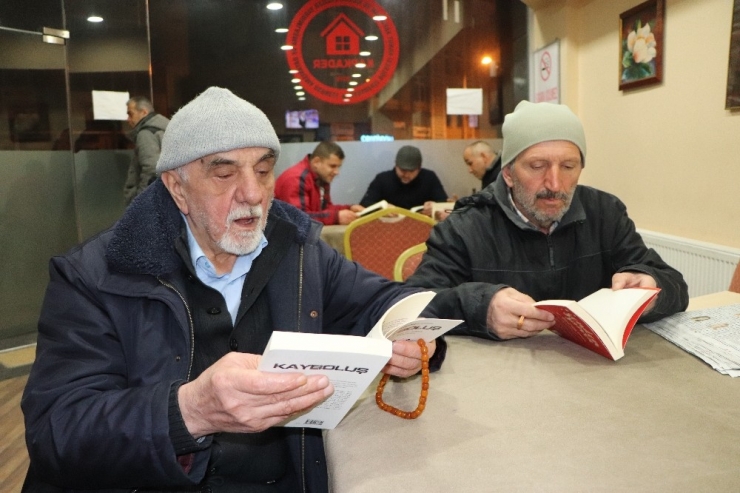 Kapıcılar, Topladıkları Atık Kitaplardan “Kitap Köşesi” Kurdu