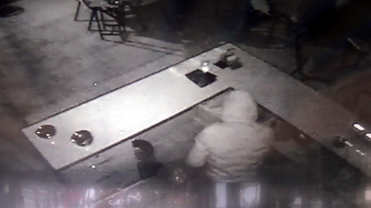 Kasada Para Bulamayan Hırsızlar Fıstık Ve Çikolata Çaldı