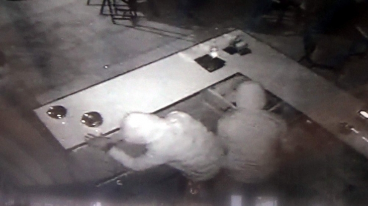 Kasada Para Bulamayan Hırsızlar Fıstık Ve Çikolata Çaldı