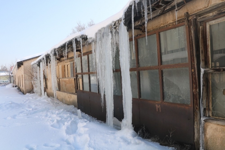 Çatılarda 2 Metreyi Bulan Buz Sarkıtları Oluştu
