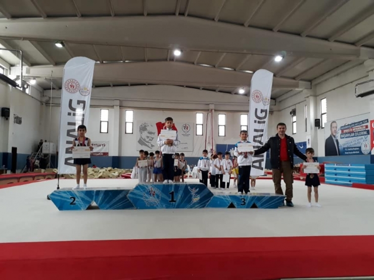 Analig Cimnastik’te Kayseri Kız Ve Erkek Takımları Yarı Finale Yükseldi