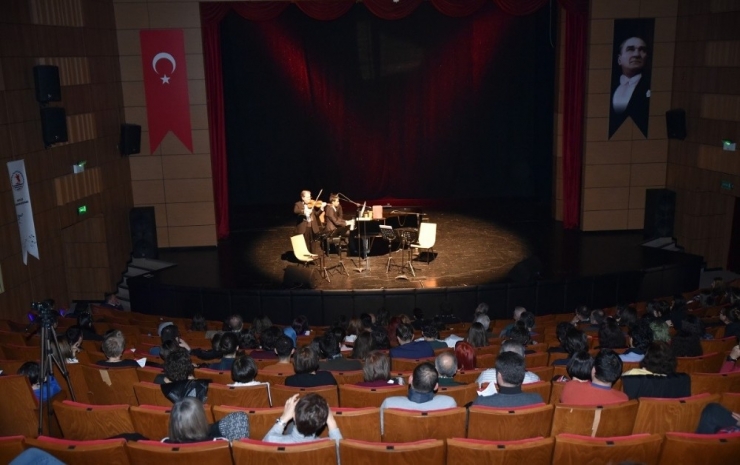 Ünlü Sanatçı Cihat Aşkın’dan Omü’de Konser