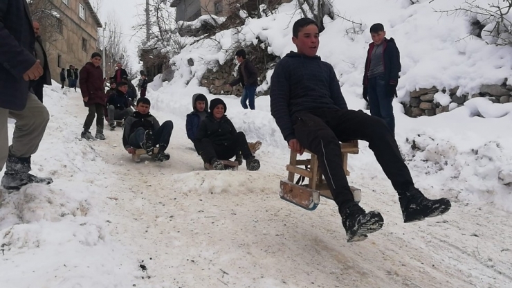 Çocukların Kızak Keyfi