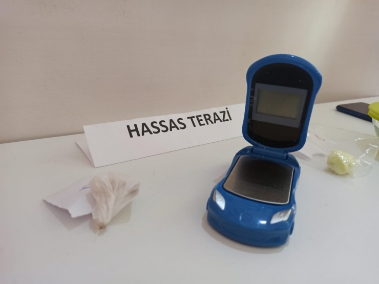 Kartal’da Gençlere Uyuşturucu Satışı Yapan Şahıs Kıskıvrak Yakalandı