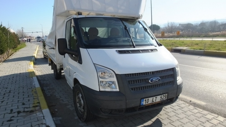 Hafriyat Kamyonu Kamyonete Çarptı: 2 Yaralı