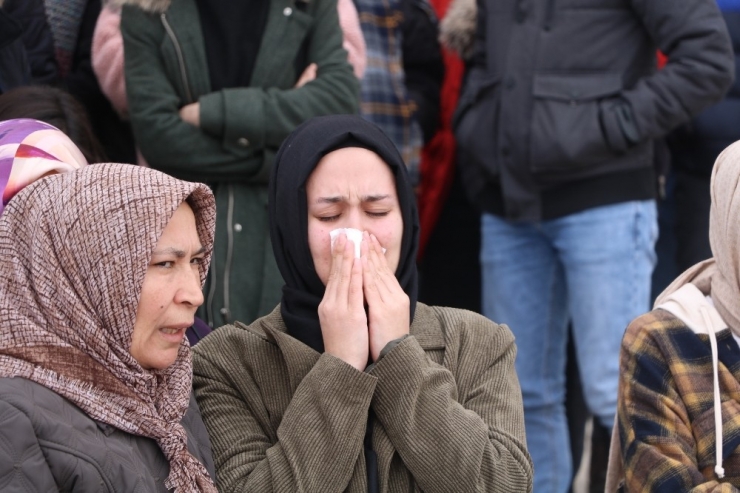 Kazada Ölen Arkadaşları İçin Adliye Önünde Toplandılar