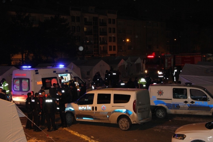 Çadır Kentte Yangın Çıktı, 8 Kişi Dumandan Etkilendi