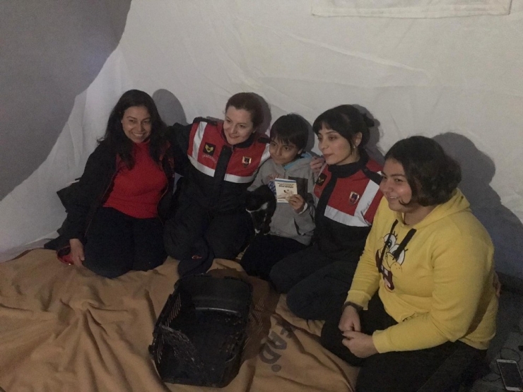 Kedisini Kaybeden Küçük Depremzedeye Kedi Sürprizi