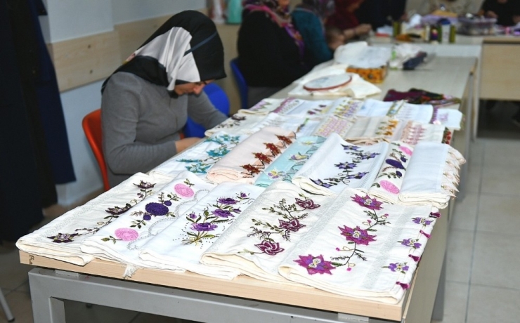 Esenyurt Belediyesi’nden Kadınlara Ücretsiz İğne Oyası Kursu