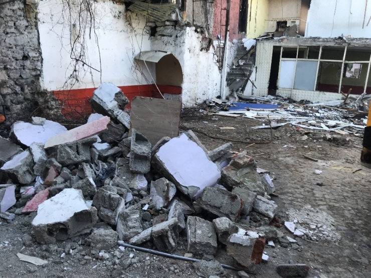 Fatih’te Kaçak Yapılar Yıkılıyor