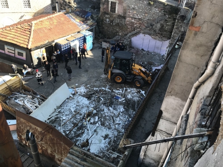 Fatih’te Kaçak Yapılar Yıkılıyor
