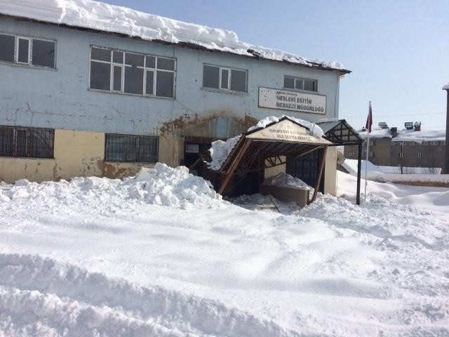 Aile Destek Merkezi Binasının Giriş Çatısı Çöktü