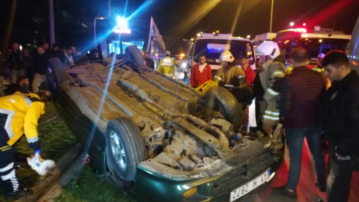 Takla Atan Otomobil Tramvay Yoluna Devrildi: 2 Yaralı